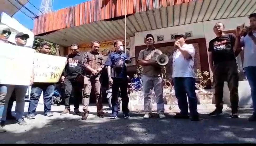 Kisruh di PWI Pusat, Puluhan Wartawan Jatim Tuntut KLB