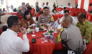 Hari Bhakti Adhyaksa ke-64, Polres Musi Rawas Beri Kejutan Nasi Tumpeng Ukuran Jumbo ke Kajari Lubuklinggau 
