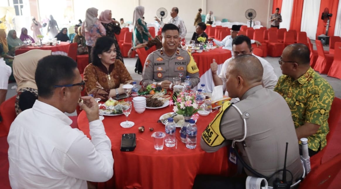 Hari Bhakti Adhyaksa ke-64, Polres Musi Rawas Beri Kejutan Nasi Tumpeng Ukuran Jumbo ke Kajari Lubuklinggau 