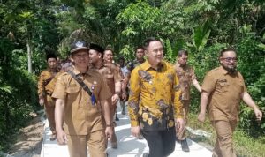Pj Bupati Lebak Iwan Kurniawan Tinjau Jalan Rusak di Dua Desa