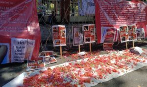 Pasca Vonis Bebas Gregorius Ronald Tannur Massa Gelar Aksi Demo dan Bunga di Pengadilan Negeri Surabaya Pasca Vonis Bebas Gregorius Ronald Tannur Massa Gelar Aksi Demo dan Bunga di Pengadilan Negeri Surabaya
