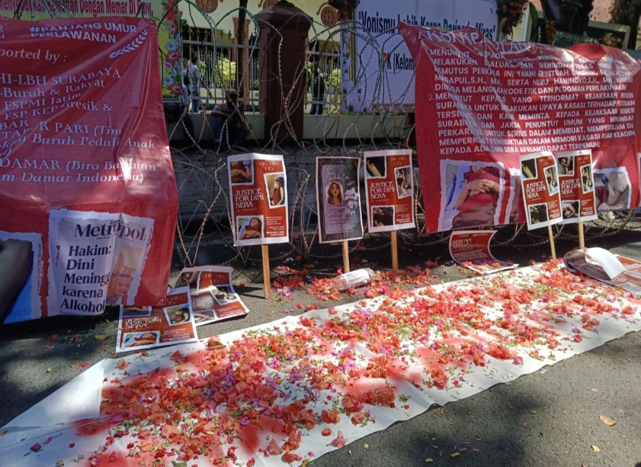 Pasca Vonis Bebas Gregorius Ronald Tannur Massa Gelar Aksi Demo dan Bunga di Pengadilan Negeri Surabaya