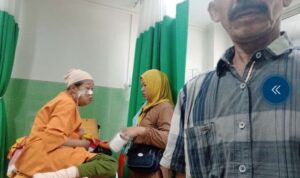 Bentuk Kepedulian, Tajul Arifin Kades Banjarsari Sambangi Warganya Yang Sakit Bentuk Kepedulian, Tajul Arifin Kades Banjarsari Sambangi Warganya Yang Sakit