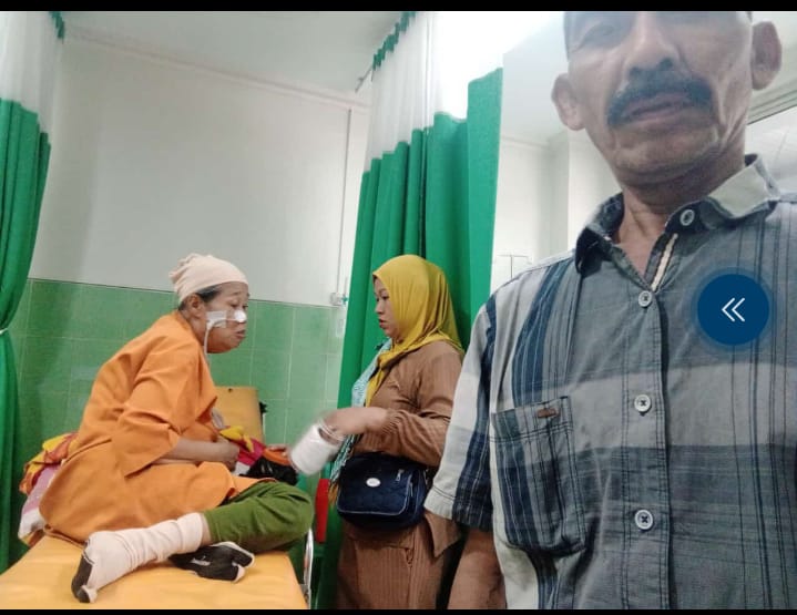 Bentuk Kepedulian, Tajul Arifin Kades Banjarsari Sambangi Warganya Yang Sakit