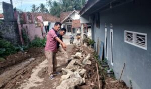 Pekerjaan Drainase u. Ditch Beton di Desa Girimukti Berjalan Dengan Lancar