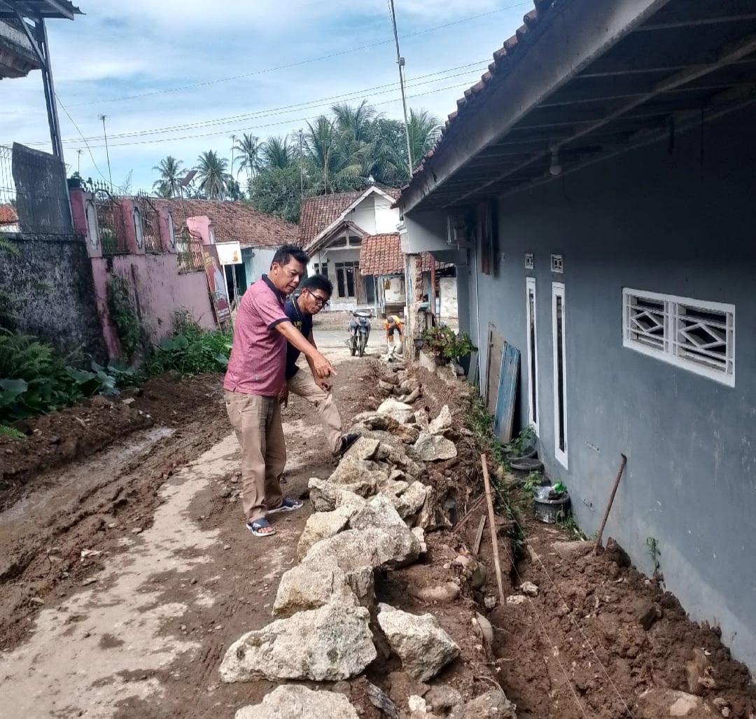 Pekerjaan Drainase u. Ditch Beton di Desa Girimukti Berjalan Dengan Lancar