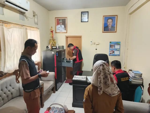Dugaan Korupsi : Kejati Geledah Rumah dan Kantor Kadisparpora Kota Serang