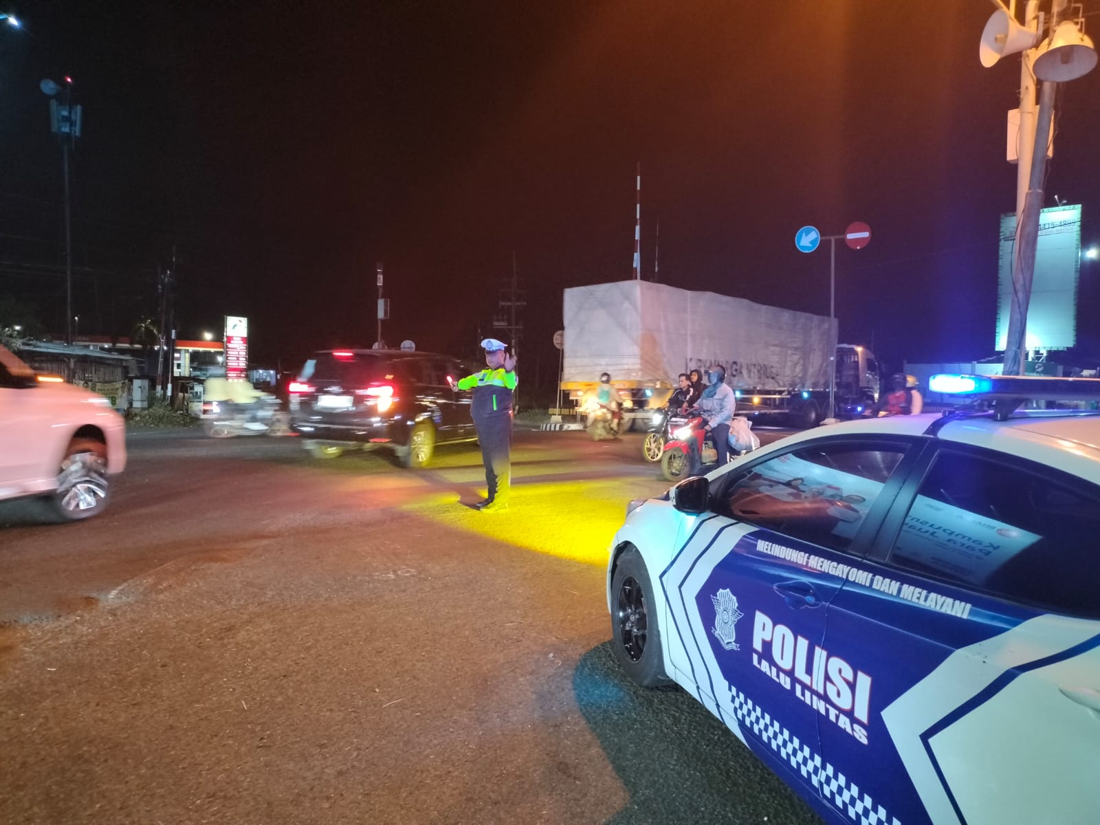 Ciptakan Rasa Aman, Satlantas Polres Kediri Tingkatkan Patroli Blue Light dan Pengaturan Lalu Lintas Malam Hari