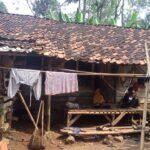 Miris Rumah Milik Mak Esih: Si Janda Tua Bener Bener Reot dan Mau Roboh