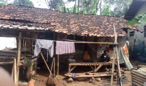 Miris Rumah Milik Mak Esih: Si Janda Tua Bener Bener Reot dan Mau Roboh