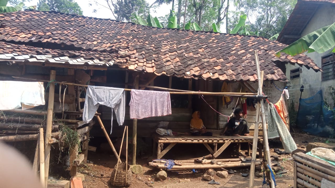 Miris Rumah Milik Mak Esih: Si Janda Tua Bener Bener Reot dan Mau Roboh