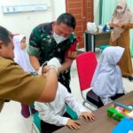 Babinsa Koramil 0602-05/Cipocok Jaya Berperan Aktif Dukung Program PIN Polio Tahap Dua 
