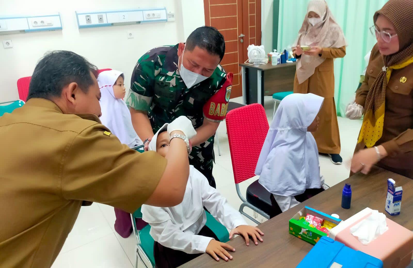 Babinsa Koramil 0602-05/Cipocok Jaya Berperan Aktif Dukung Program PIN Polio Tahap Dua 