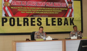 Waka Polres Lebak Polda Banten didampingi Kabag Ops Polres Lebak Membuka Lat Pra Ops Mantap Praja Maung 2024 di Aula Polres Lebak