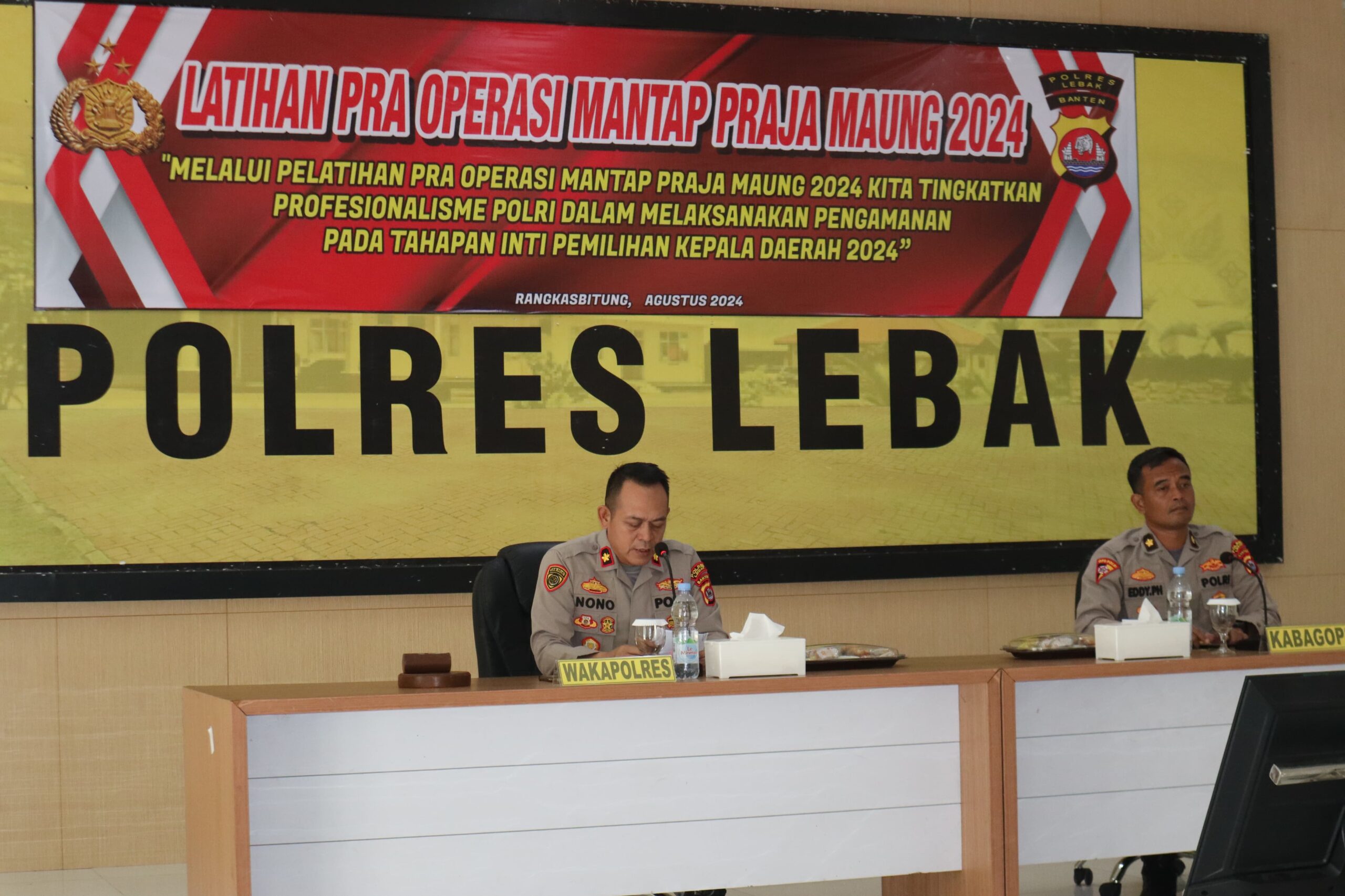 Waka Polres Lebak Polda Banten didampingi Kabag Ops Polres Lebak Membuka Lat Pra Ops Mantap Praja Maung 2024 di Aula Polres Lebak