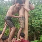 Keseruan Lomba Panjat Pinang Dalam Rangaka Sambut HUT RI Ke-79 di Kampung Cibulung