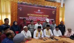 H. Ismail Dan Azhar Terakhir Daftar Ke KIP Kota Lhokseumawe