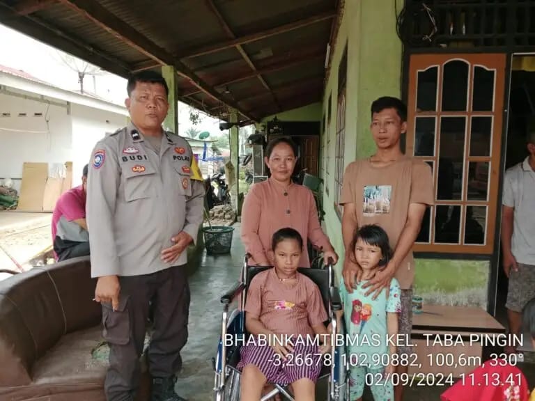 Polres Lubuk Linggau Berikan Bantuan Kursi Roda Baru Kepada Aisyah