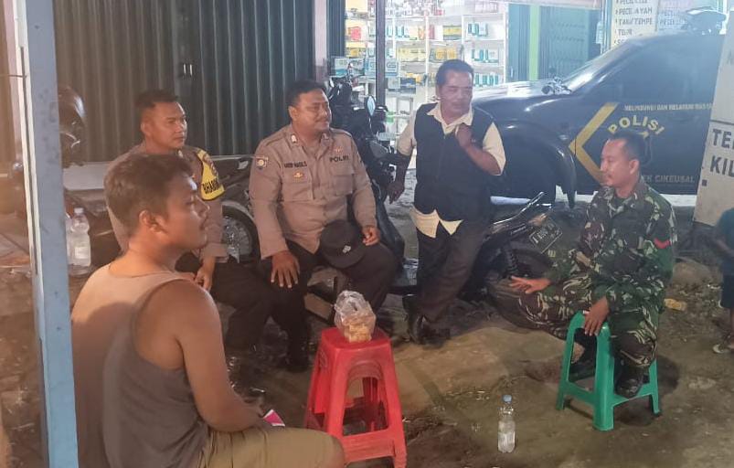 Sinergi TNI-Polri :  Babinsa Koramil 0602-09/Cikeusal Laksanakan Patroli Gabungan Bersama Polsek Cikeusal