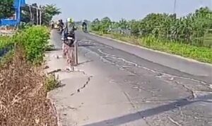 Jalan Raya Rengasdengklok Retak parah, Pemkab Karawang Dianggap Abaikan Perbaikan