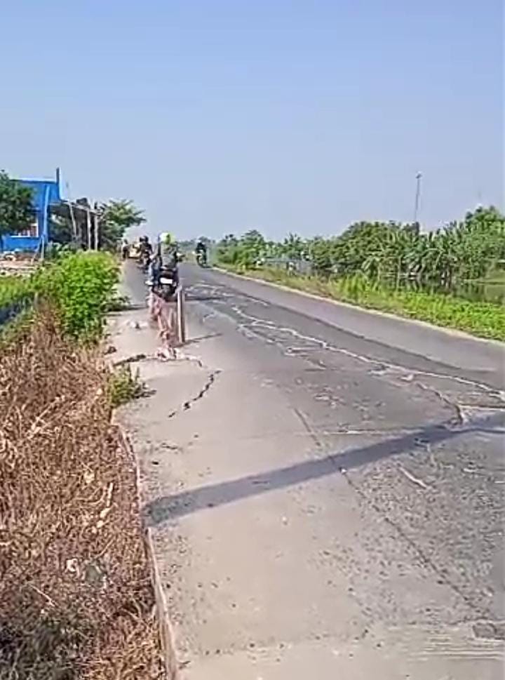 Jalan Raya Rengasdengklok Retak parah, Pemkab Karawang Dianggap Abaikan Perbaikan