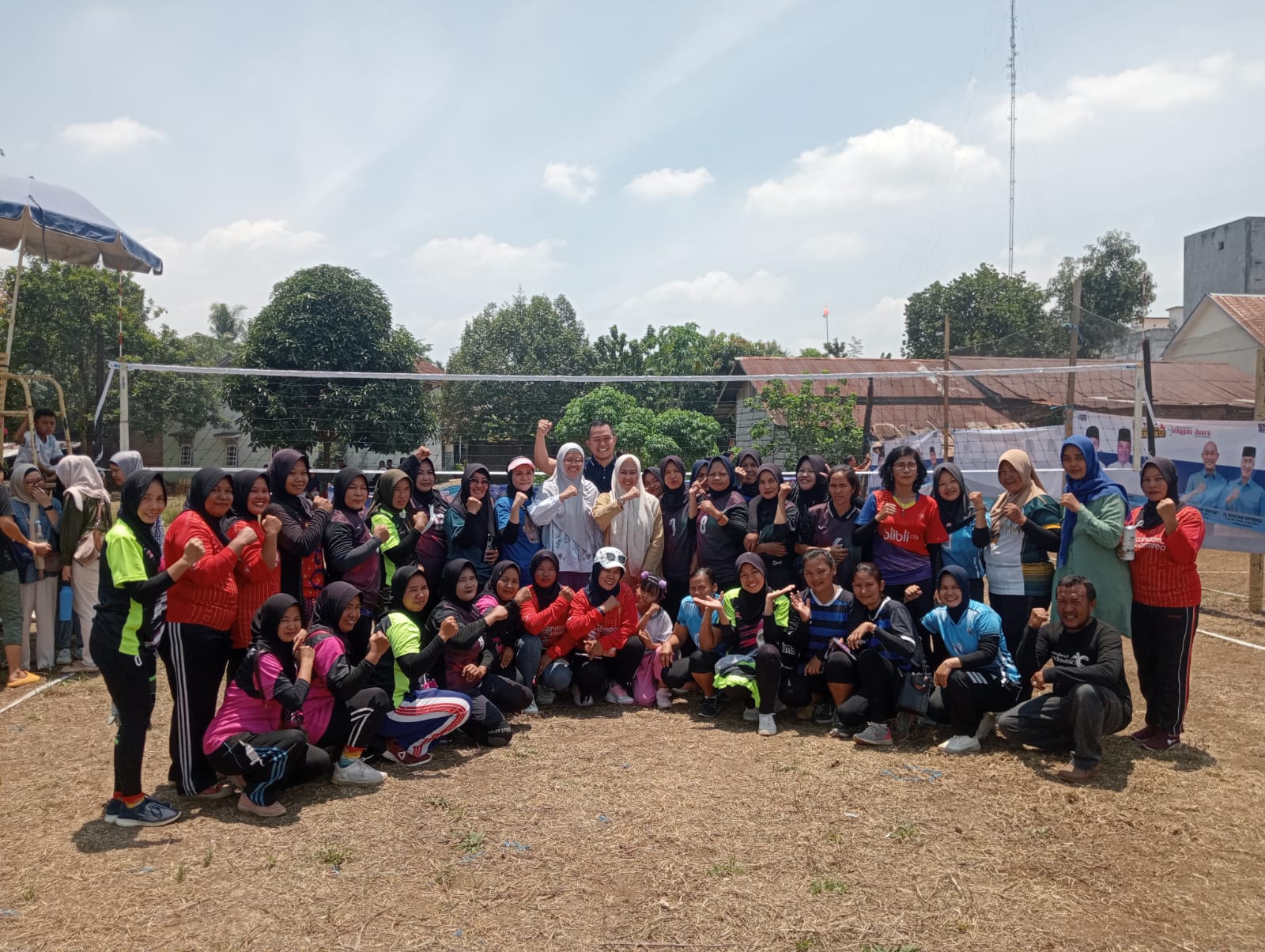 Emak – Emak Voly Semangat Riang Gembira Sambut Istri Yoppy Karim