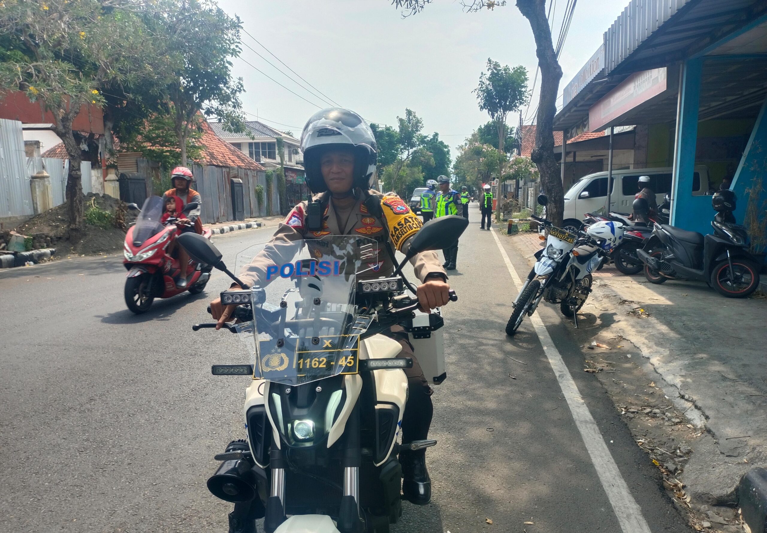 Satlantas Polres Kediri Kota Memberikan Tindakan Tilang kepada 7 Pengemudi Truk dan 1 Bus yang Melanggar