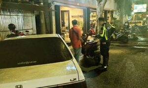 Nekat Parkir Mobil Sembarangan di Jalan Hasanudin, Satu Pengemudi ini Ditilang Satlantas Polres Kediri Kota Nekat Parkir Mobil Sembarangan di Jalan Hasanudin, Satu Pengemudi ini Ditilang Satlantas Polres Kediri Kota