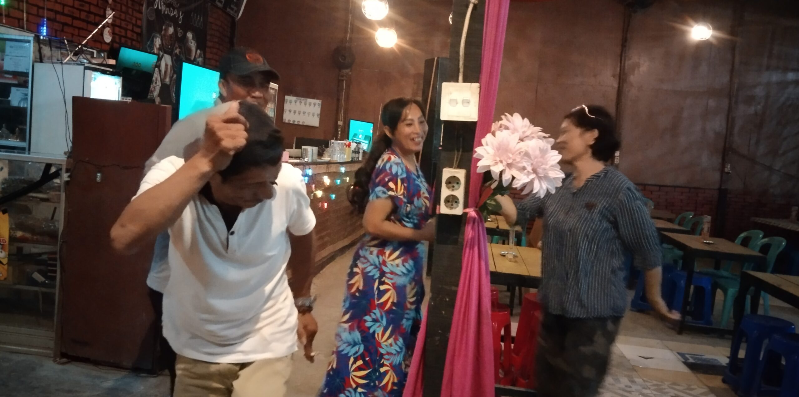 Kehangatan Malam di Warkop Khanza’s Ditemani Suara Merdu Rusly Anti