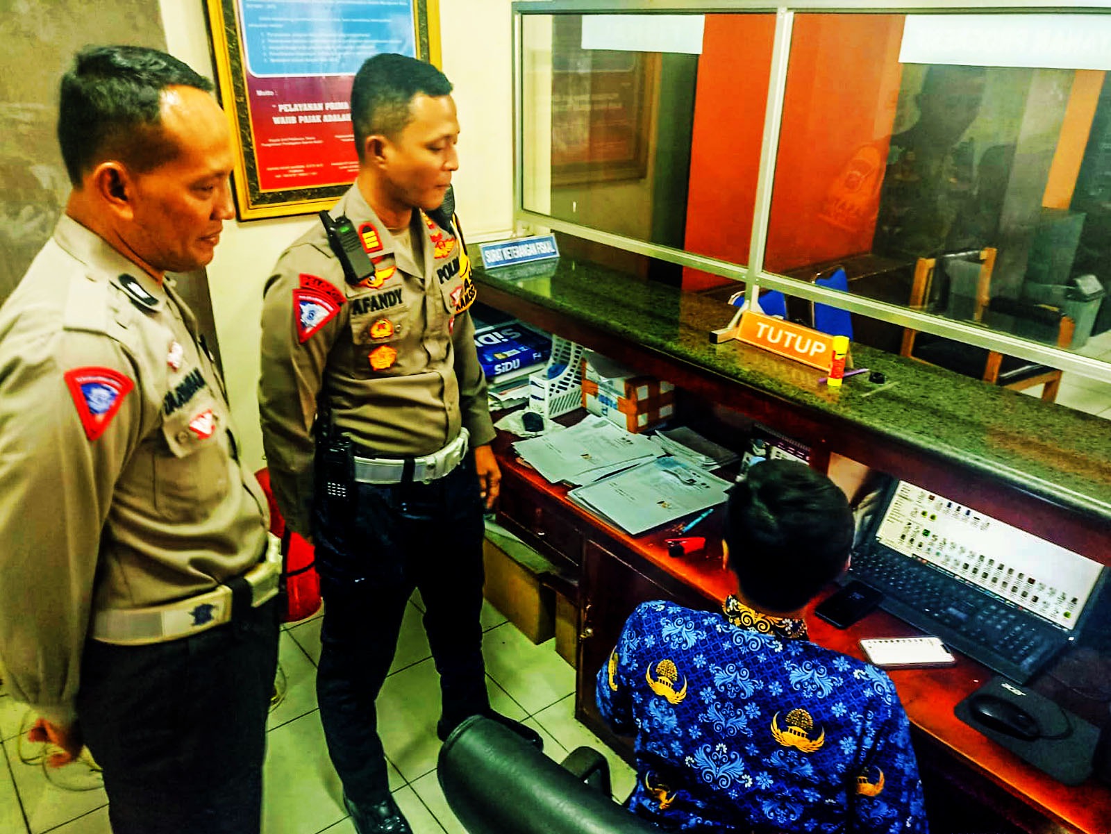 Pastikan Samsat Kediri Kota Berikan Pelayanan Terbaik dan Bebas Pungli, Kasatlantas Lakukan Sidak