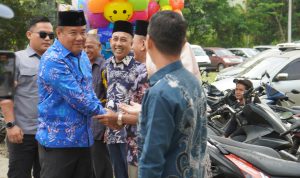 Kehadiran H Cik Ujang Ditengah – Tengah Masyarakat Dimana Pun Berada Sangat Di Elu Elukan Dan Dinantikan