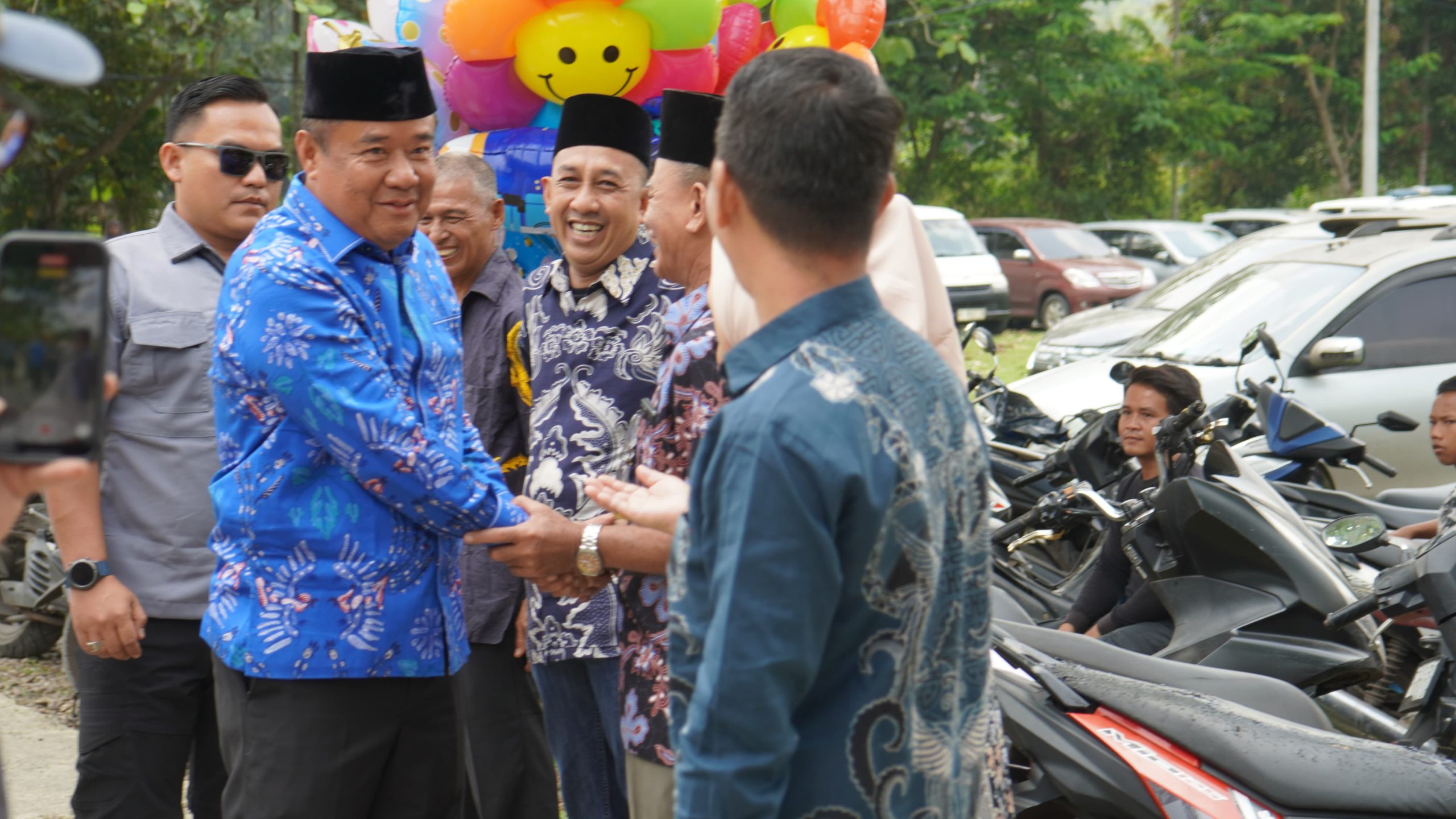 Kehadiran H Cik Ujang Ditengah – Tengah Masyarakat Dimana Pun Berada Sangat Di Elu Elukan Dan Dinantikan