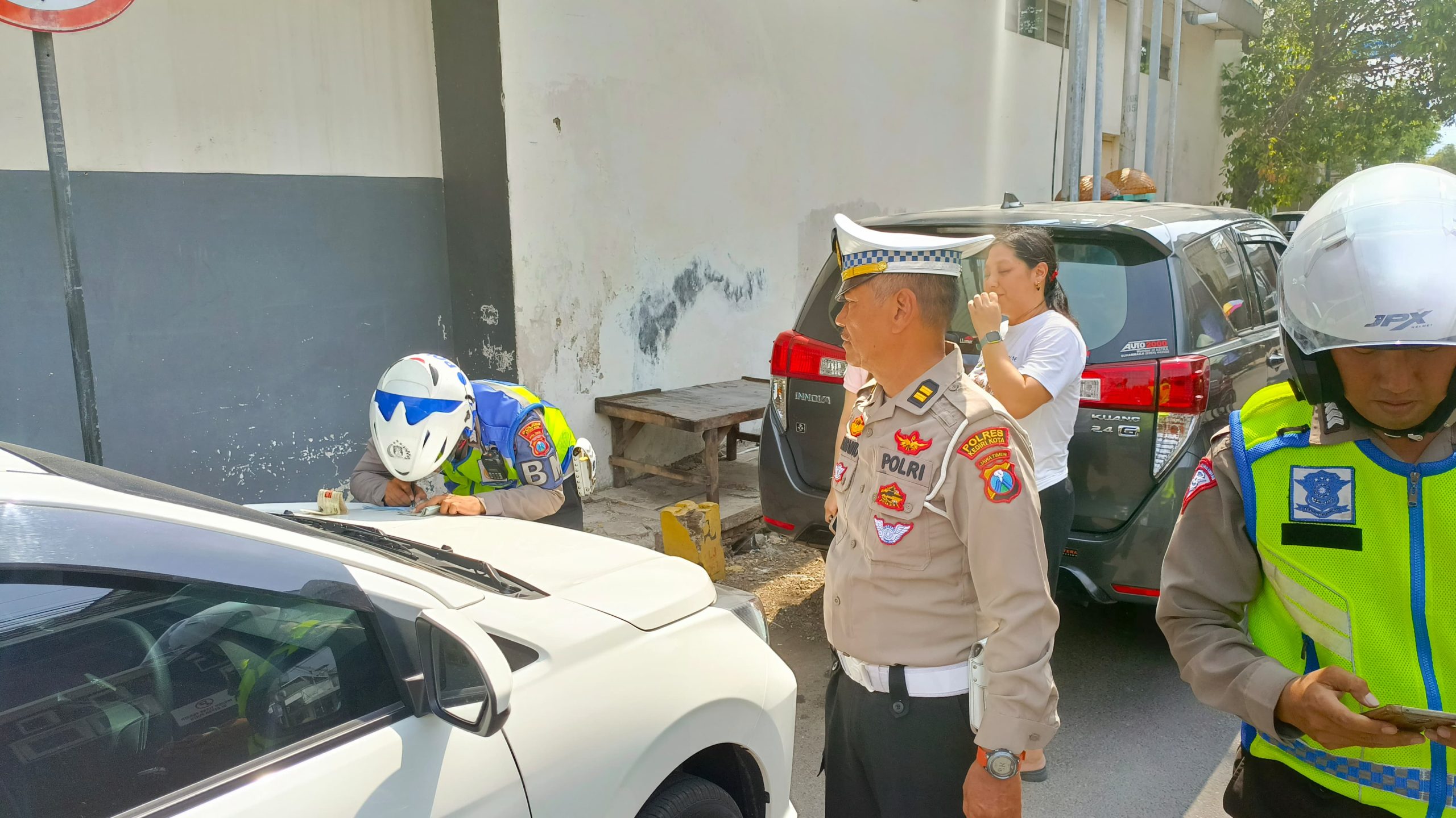 Sebabkan Kemacetan, Parkir Liar di Jam Sibuk Ditindak Satlantas Polres Kediri Kota