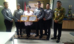 Bunda Fifi Terima Dua Penghargaan Dari Kemenkumham Bunda Fifi Terima Dua Penghargaan Dari Kemenkumham