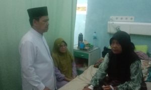 Sukardi Calon Wabup Kunjungi Pasien Rumah Sakit Pasien Meras Terobati