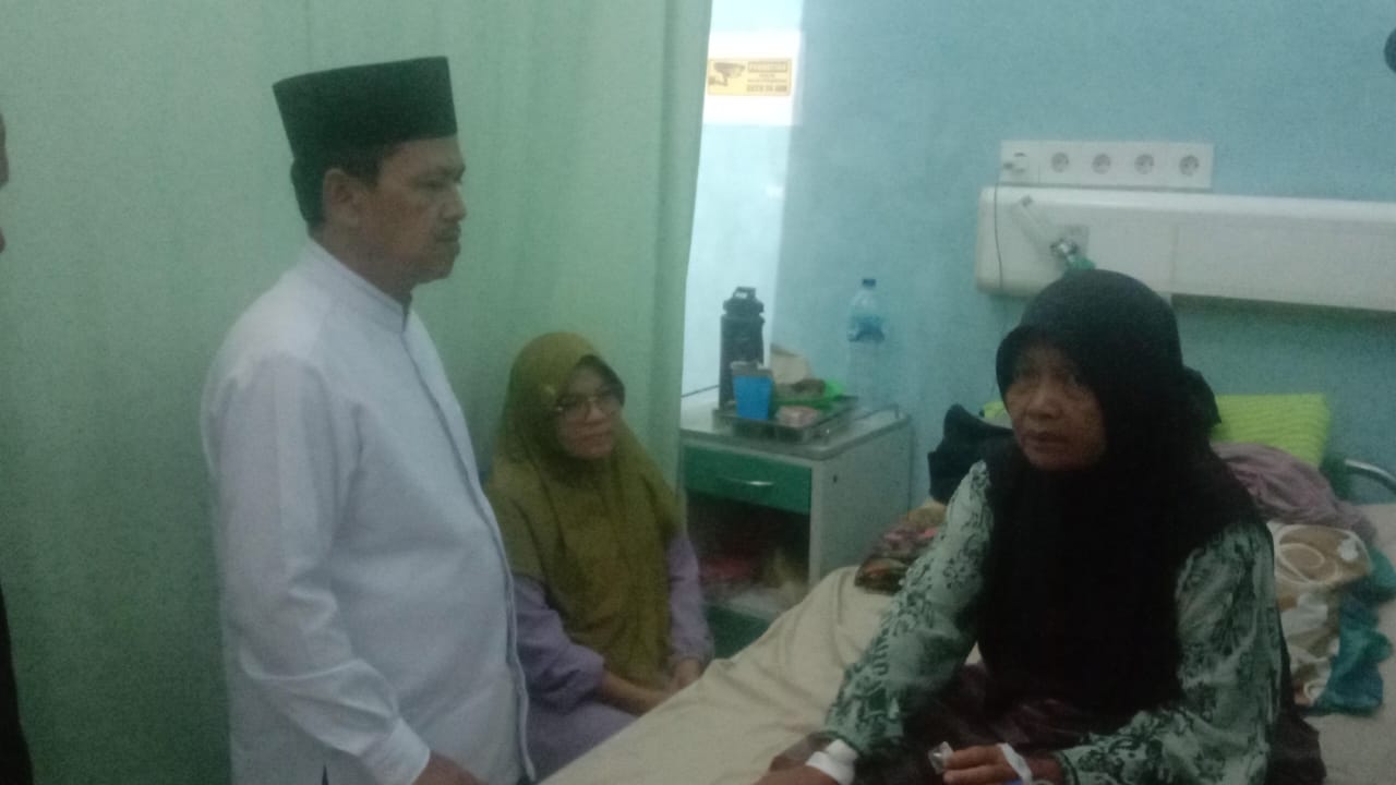 Sukardi Calon Wabup Kunjungi Pasien Rumah Sakit Pasien Meras Terobati
