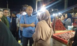 Blusukan Ke Pasar Bukit Sulap Pasangan H Rahmad Hidayat Dan H, Rustam Effendi, Disambut Hangat Oleh Para Pedagang 