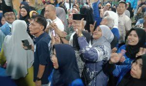 Goyang Dua Jari Iringi Botak Peci Kampanye di Taba Koji