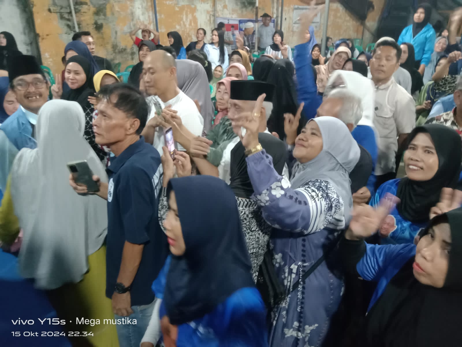 Goyang Dua Jari Iringi Botak Peci Kampanye di Taba Koji