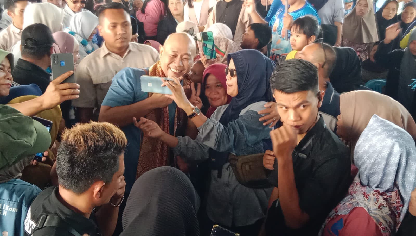 Lautan Manusia menghadiri kampanye dialogis pasangan Yoppy-Rustam Di Kel Bandung Kanan.
