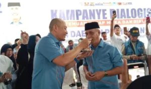 Momen Bahagia Kampanye Dialogis YOK teRUS Berbarengan Ultah H Rustam Effendi. Momen Bahagia Kampanye Dialogis YOK teRUS Berbarengan Ultah H Rustam Effendi.