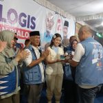 Aura Kemenangan ‘Botak Peci’ Kian Terlihat, Ribuan Massa Padati Kediaman Hendi Ayam Aura Kemenangan ‘Botak Peci’ Kian Terlihat, Ribuan Massa Padati Kediaman Hendi Ayam