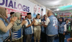 Aura Kemenangan ‘Botak Peci’ Kian Terlihat, Ribuan Massa Padati Kediaman Hendi Ayam Aura Kemenangan ‘Botak Peci’ Kian Terlihat, Ribuan Massa Padati Kediaman Hendi Ayam