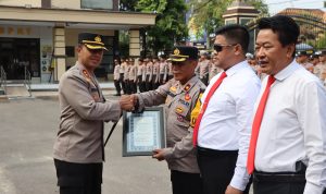 Respon Cepat Membubarkan Pencak Dor Tanpa Ijin : Kabag Ops Polres Kediri Kota Diganjar Penghargaan ! Respon Cepat Membubarkan Pencak Dor Tanpa Ijin : Kabag Ops Polres Kediri Kota Diganjar Penghargaan !