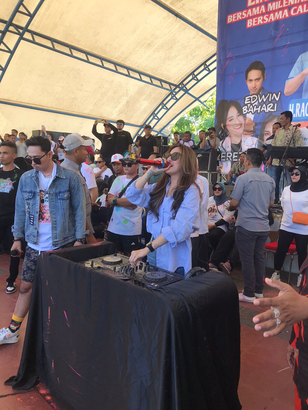 Acara Kampanye Yoppy-Rustam Bertajuk Colour Day Berlangsung dengan Sukses, acara Yang Di selenggarakan Relawan Silampari Dikomandoi Oleh Riki Chairul Amri SE.Msi itu berjalan dengan Meriah Dan ‘Meledak’