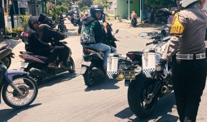 Aksi Heroik Kasatlantas Polres Kediri Kota Dalam Mengawal Bubaran Rombongan Pesilat dan Penonton Pencak Dor Aksi Heroik Kasatlantas Polres Kediri Kota Dalam Mengawal Bubaran Rombongan Pesilat dan Penonton Pencak Dor
