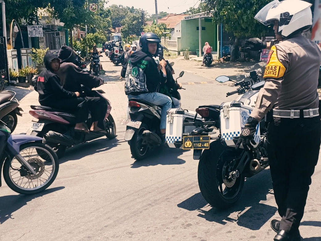 Aksi Heroik Kasatlantas Polres Kediri Kota Dalam Mengawal Bubaran Rombongan Pesilat dan Penonton Pencak Dor