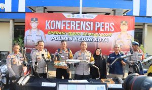 Polres Kediri Kota Tindak Ribuan Pelanggar Lalu Lintas Operasi Zebra Semeru 2024, Belasan Knalpot Brong Dimusnahkan Polres Kediri Kota Tindak Ribuan Pelanggar Lalu Lintas Operasi Zebra Semeru 2024, Belasan Knalpot Brong Dimusnahkan