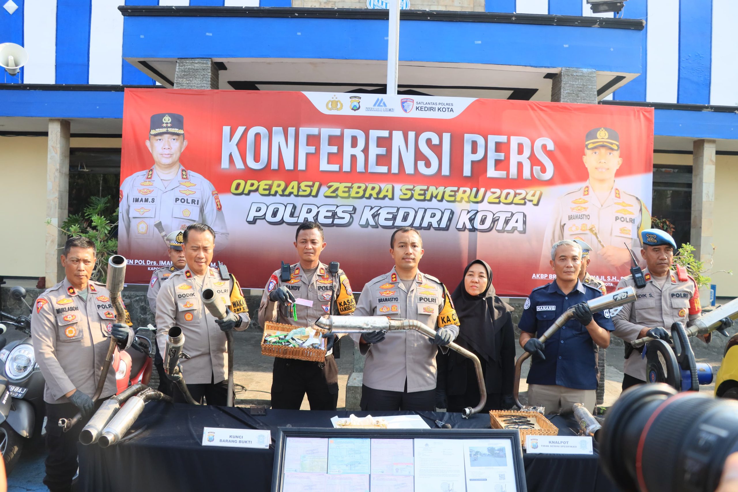 Polres Kediri Kota Tindak Ribuan Pelanggar Lalu Lintas Operasi Zebra Semeru 2024, Belasan Knalpot Brong Dimusnahkan