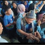Masyarakat Antusias Ketika Paslon YOK teRUS tiba di Lokasi Kempaye Dialogis Kelurahan Ponorogo Kecamatan Lubuklinggau Utara II Kota Lubuklinggau.
